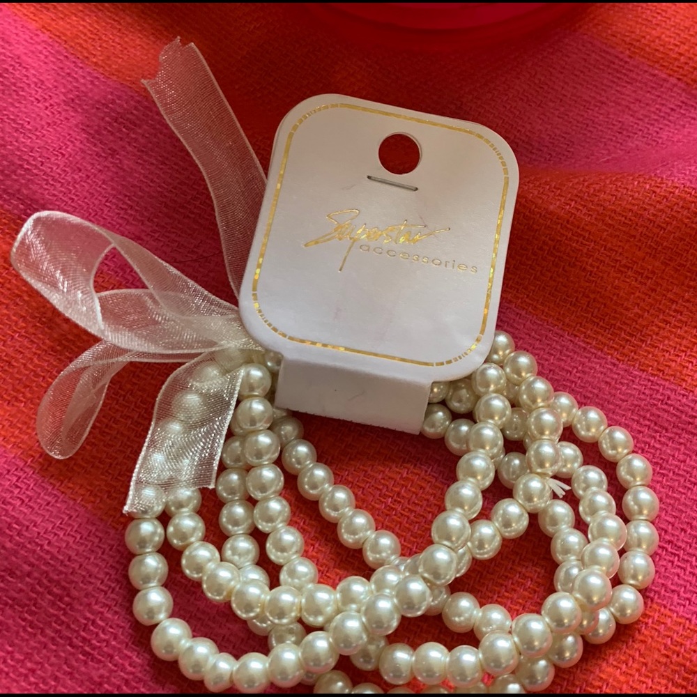 Set of three pearl bracelets
